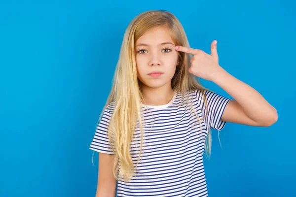 Enfant Caucasien Malheureux Fille Portant Chemise Rayée Contre Mur Bleu — Photo
