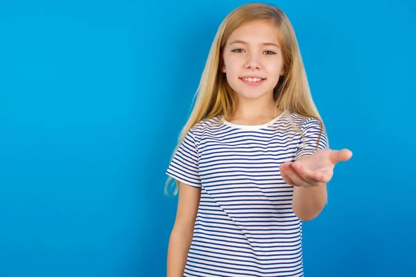 Enfant Caucasien Fille Portant Une Chemise Rayée Contre Mur Bleu — Photo