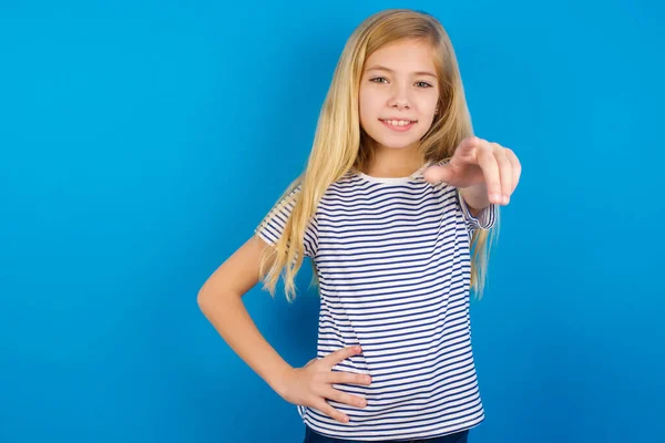 Niña Caucásica Con Camisa Rayas Contra Pared Azul Apuntando Cámara — Foto de Stock