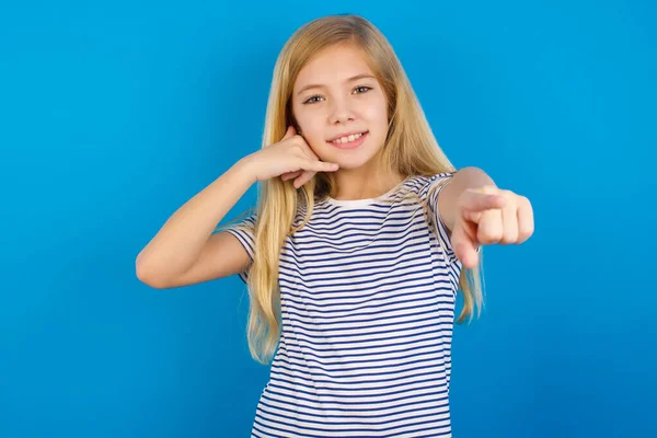 Enfant Caucasien Fille Portant Chemise Rayée Contre Mur Bleu Souriant — Photo