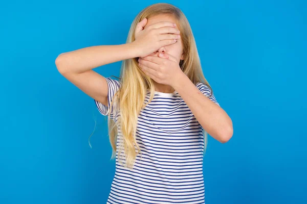 Chica Caucásica Con Camisa Rayas Contra Pared Azul Cubriendo Los —  Fotos de Stock