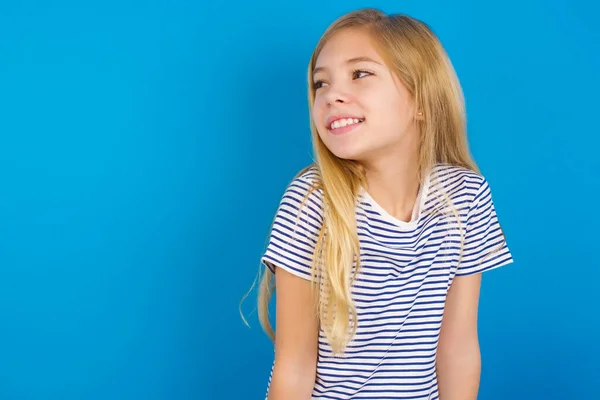 Kaukaska Dziewczyna Noszenie Pasiasty Koszula Przeciw Niebieski Ściana Bardzo Szczęśliwy — Zdjęcie stockowe