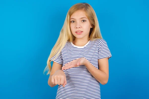 Biała Dziewczyna Pasiastej Koszuli Niebieskiej Ścianie Pośpiechu Wskazując Czas Niecierpliwość — Zdjęcie stockowe