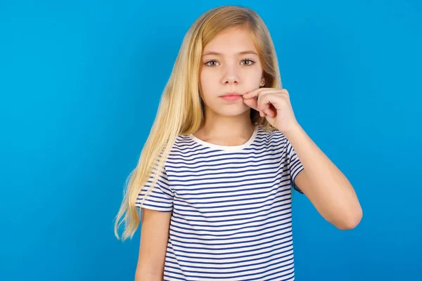 Chica Caucásica Con Camisa Rayas Contra Boca Pared Azul Los — Foto de Stock