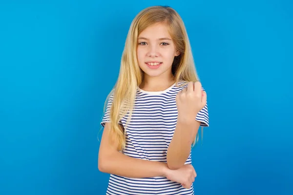 Biała Dziewczyna Pasiastej Koszuli Niebieskiej Ścianie Beckoning Przyjdź Tutaj Gest — Zdjęcie stockowe
