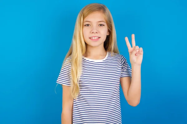 Menina Caucasiana Vestindo Camisa Listrada Contra Parede Azul Mostrando Apontando — Fotografia de Stock