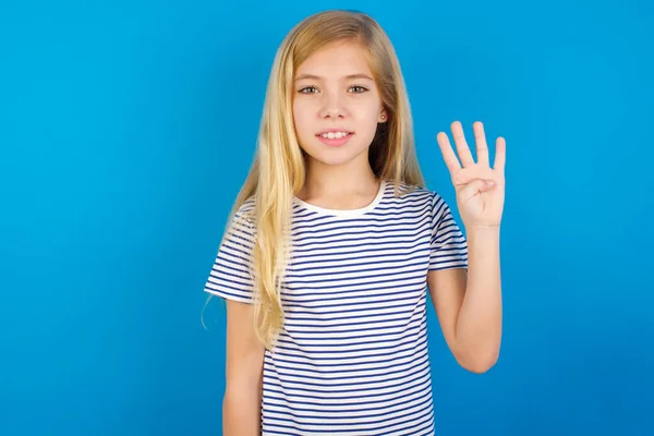 Menina Caucasiana Vestindo Camisa Listrada Contra Parede Azul Mostrando Apontando — Fotografia de Stock