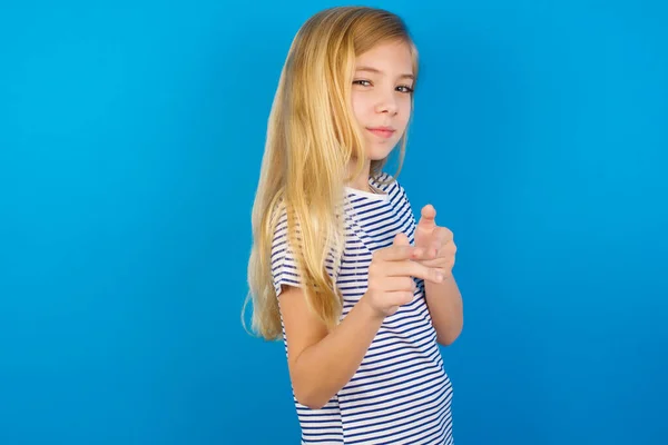 Radosna Biała Dziewczyna Pasiastej Koszuli Niebieską Ścianę Mrugająca Palcami Wskazującymi — Zdjęcie stockowe