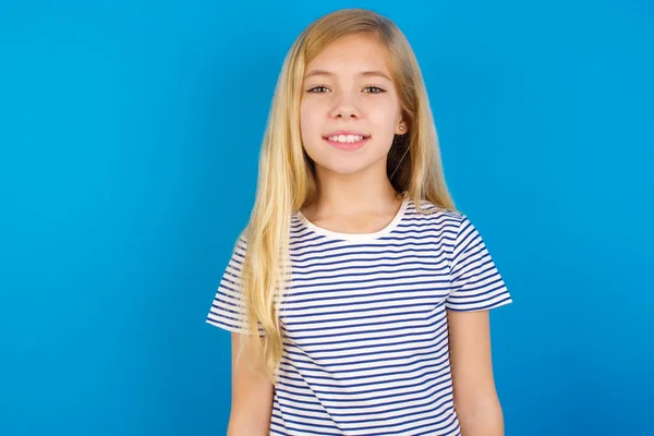 Biała Dziewczyna Pasiastej Koszuli Niebieskiej Ścianie Szczęśliwym Chłodnym Uśmiechem Twarzy — Zdjęcie stockowe