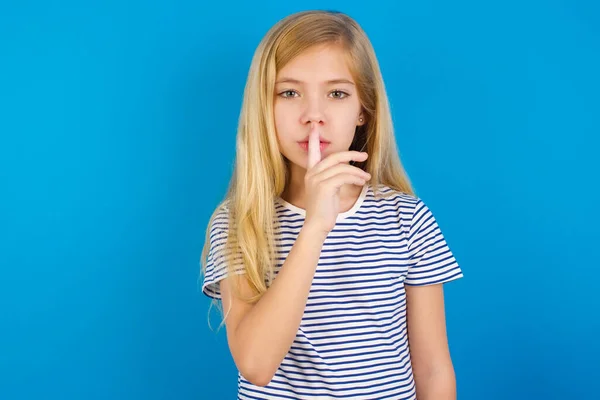 Blank Meisje Draagt Gestreept Shirt Tegen Een Blauwe Muur Maakt — Stockfoto