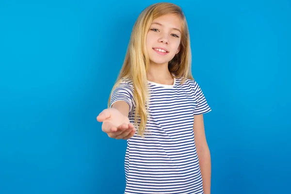 青い壁に縞模様のシャツを着た白人の女の子は 挨拶や歓迎として握手を提供笑顔 成功事業 — ストック写真