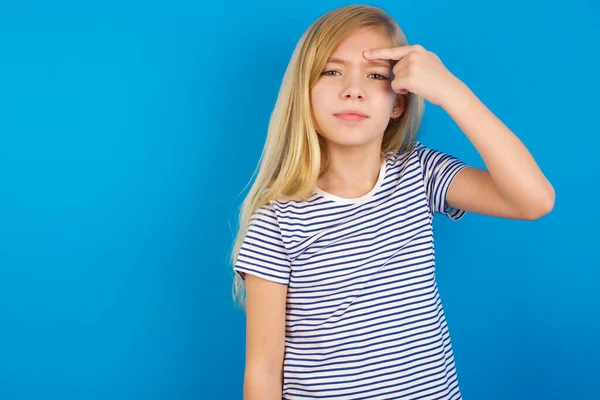 Blank Meisje Draagt Gestreept Shirt Tegen Een Blauwe Muur Die — Stockfoto