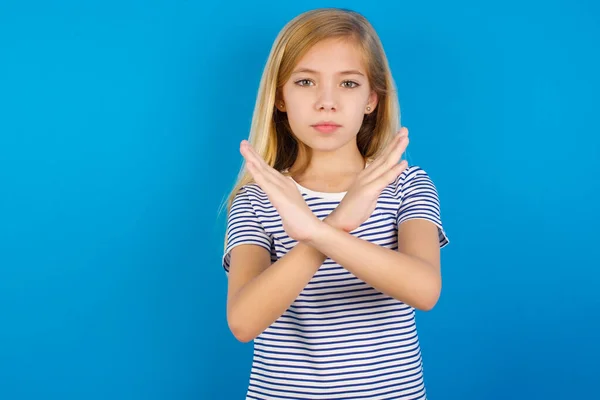 Biała Dziewczyna Pasiastej Koszuli Niebieskiej Ścianie Odrzucenie Wyrażenia Skrzyżowanie Ramion — Zdjęcie stockowe
