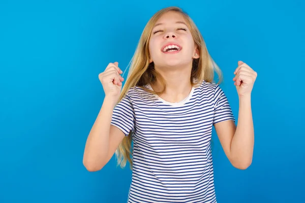Kaukasisches Mädchen Gestreiften Hemd Vor Blauer Wand Das Mit Erhobenen — Stockfoto
