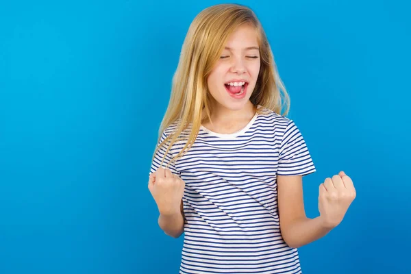 Fille Caucasienne Portant Chemise Rayée Contre Mur Bleu Très Heureux — Photo