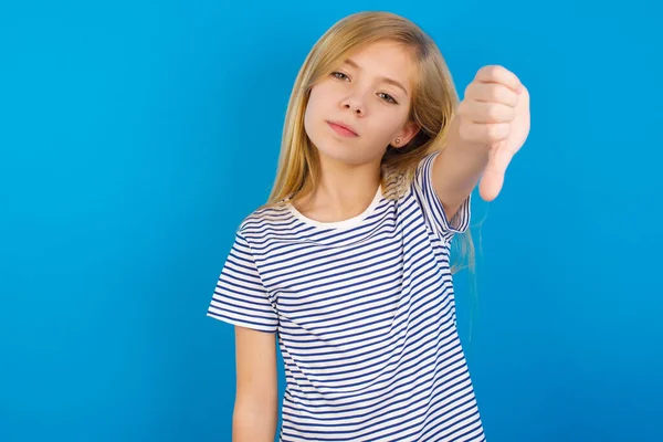 Chica Caucásica Con Camisa Rayas Contra Pared Azul Sentirse Enojado —  Fotos de Stock