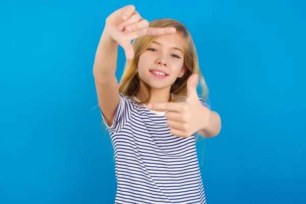 Kavkazská Dívka Pruhované Košili Modré Stěně Která Rukama Vytváří Rám — Stock fotografie