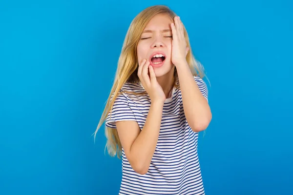Doleful Zoufalý Pláč Běloška Dívka Nosí Pruhované Tričko Modré Zdi — Stock fotografie