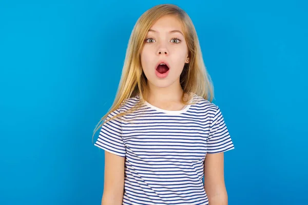 God Surprised Caucasian Girl Wearing Striped Shirt Blue Wall Stares — Stock Photo, Image