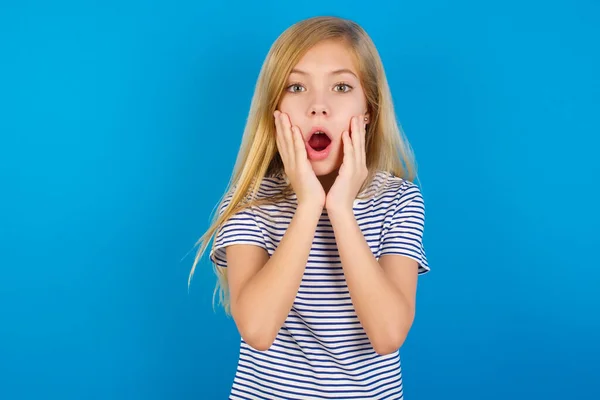 Asustada Aterrorizada Chica Caucásica Con Camisa Rayas Contra Pared Azul —  Fotos de Stock