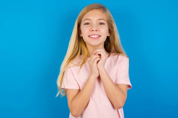 Menina Caucasiana Positiva Vestindo Camiseta Rosa Contra Parede Azul Sorri — Fotografia de Stock