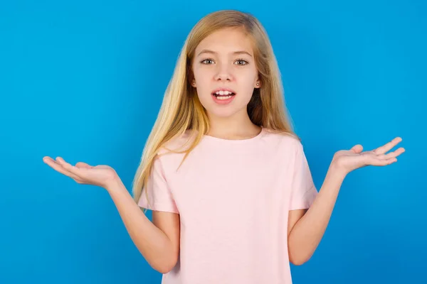 Menina Caucasiana Indigna Vestindo Camiseta Rosa Contra Gestos Parede Azul — Fotografia de Stock