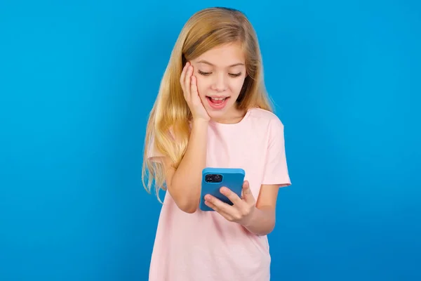 Vit Flicka Bär Rosa Shirt Mot Blå Vägg Hålla Händerna — Stockfoto