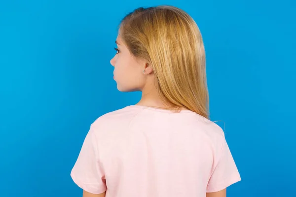 Vista Trasera Una Niña Caucásica Con Camisa Rosa Contra Pared —  Fotos de Stock