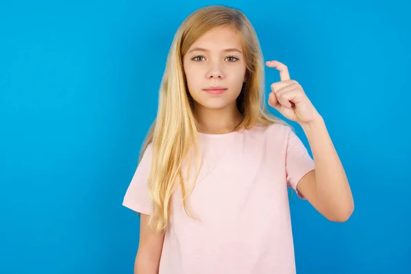 Enfant Caucasien Fille Portant Chemise Rose Contre Mur Bleu Pointant — Photo