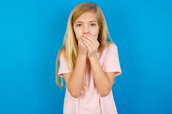 Blank Meisje Draagt Roze Shirt Tegen Blauwe Muur Houdt Zichzelf — Stockfoto