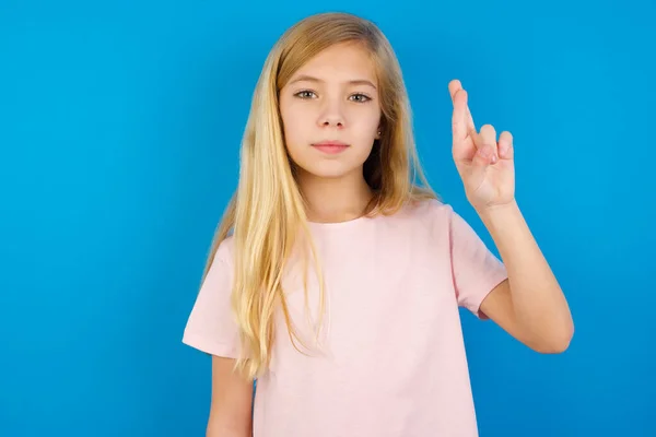 Menina Criança Caucasiana Vestindo Camisa Rosa Contra Parede Azul Apontando — Fotografia de Stock