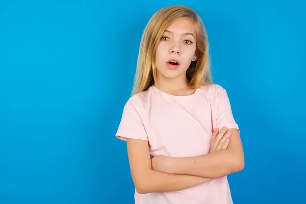 Choqué Embarrassé Fille Blanche Enfant Portant Chemise Rose Contre Mur — Photo