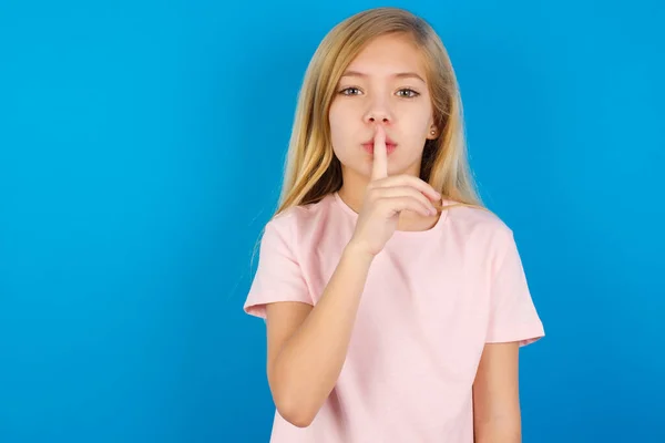 Καυκάσιος Κορίτσι Φορώντας Ροζ Πουκάμισο Κατά Μπλε Τοίχο Χειρονομία Σιωπής — Φωτογραφία Αρχείου