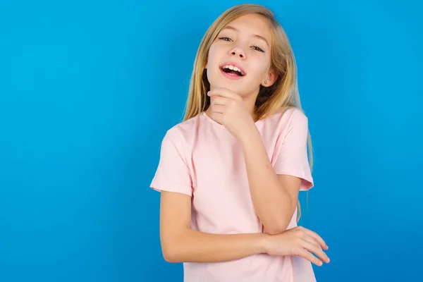 Kavkazské Dítě Dívka Nosí Růžovou Košili Proti Modré Zdi Směje — Stock fotografie