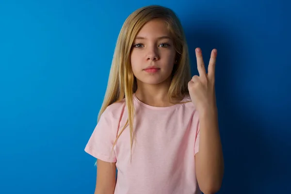 Biała Dziewczynka Ubrana Różową Koszulę Niebieską Ścianą Uśmiechnięta Przyjazna Pokazująca — Zdjęcie stockowe
