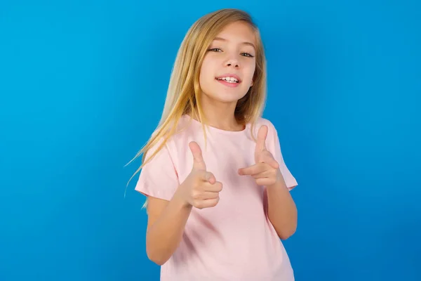 青い壁にピンクのシャツを着た白人の子供は カメラで指を指示誰かを選択します 君を推薦するよ ベストチョイス — ストック写真