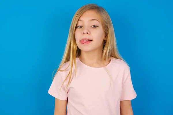 Śmieszne Biały Dzieciak Dziewczyna Noszenie Różowy Koszula Przeciw Niebieski Ściana — Zdjęcie stockowe