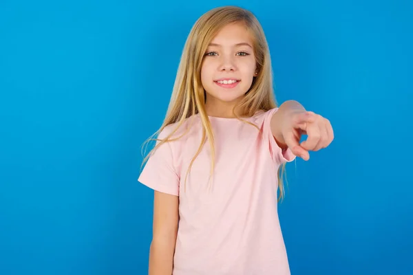あなたに直接ピンクのシャツを着て興奮した積極的な白人の子供の女の子は 非常に面白い何かを見ています すごいわね — ストック写真