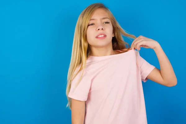 Enfant Blanc Fille Portant Chemise Rose Contre Mur Bleu Stressé — Photo