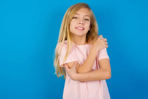 Urocza Zadowolona Biała Dziewczynka Ubrana Różową Koszulę Niebieską Ścianą Obejmująca — Zdjęcie stockowe