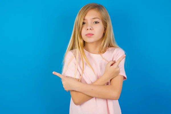 Enfant Blanc Fille Portant Chemise Rose Contre Mur Bleu Traverse — Photo