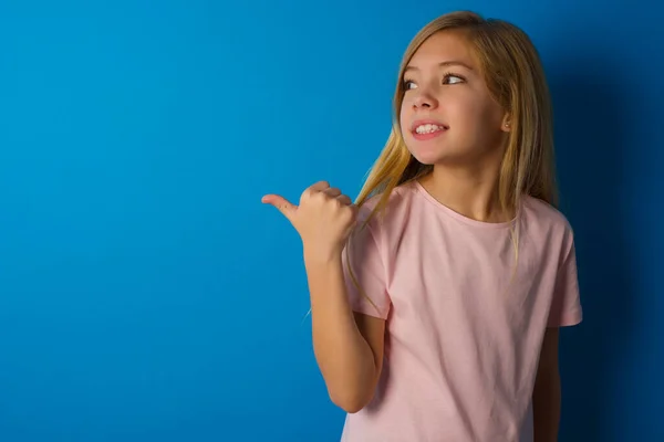 Kavkazské Dítě Dívka Nosí Růžovou Košili Proti Modré Zdi Body — Stock fotografie