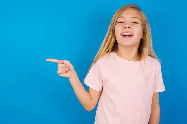 Běloška Dívka Růžové Košili Proti Modré Stěně Šťastně Směje Body — Stock fotografie