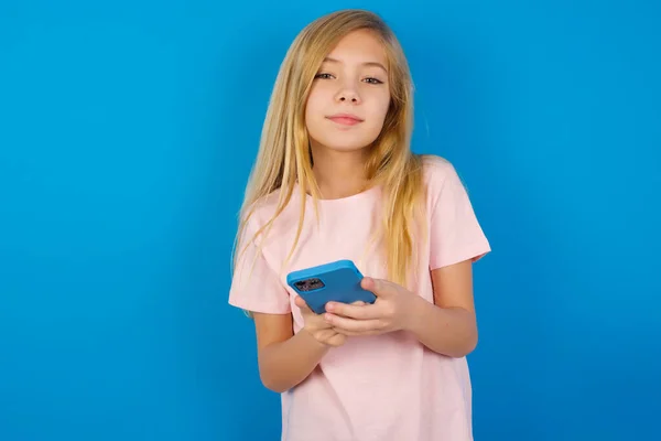 Garota Caucasiana Vestindo Camisa Rosa Contra Parede Azul Mock Espaço — Fotografia de Stock