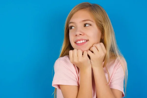 Menina Criança Caucasiana Vestindo Camisa Rosa Contra Parede Azul Segura — Fotografia de Stock