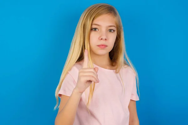 Enfant Caucasien Fille Portant Chemise Rose Contre Mur Bleu Frustré — Photo