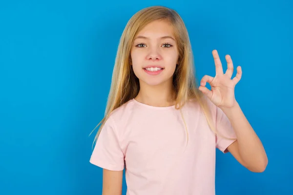 아이가 분홍색 셔츠를 파란색 있습니다 손에는 심볼을 있습니다 — 스톡 사진
