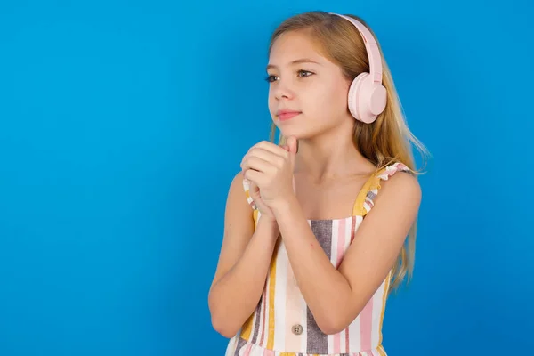 Enfant Caucasien Fille Portant Une Robe Contre Mur Bleu Porte — Photo