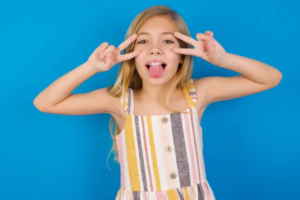 Alegre Positivo Caucasiano Criança Menina Vestindo Vestido Contra Azul Parede — Fotografia de Stock