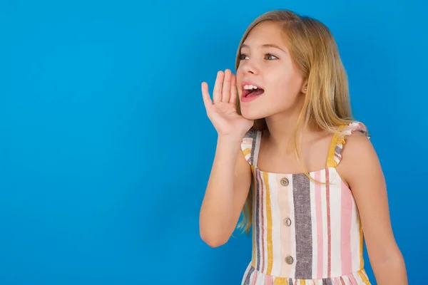 Blanc Enfant Fille Portant Robe Contre Mur Bleu Regarder Vide — Photo